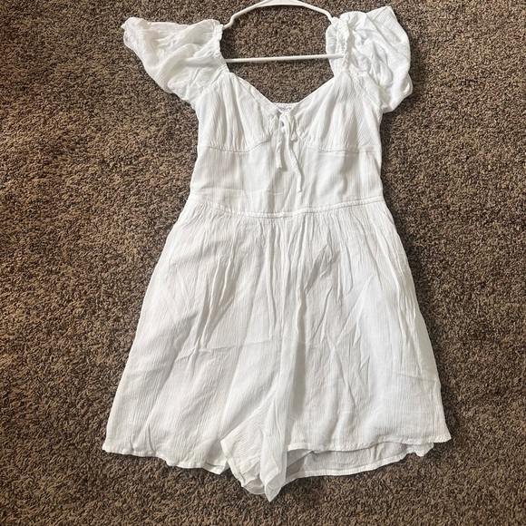 Women’s Hollister Sofia Double Tier Romper in White Size Medium - Picture 2 of 4